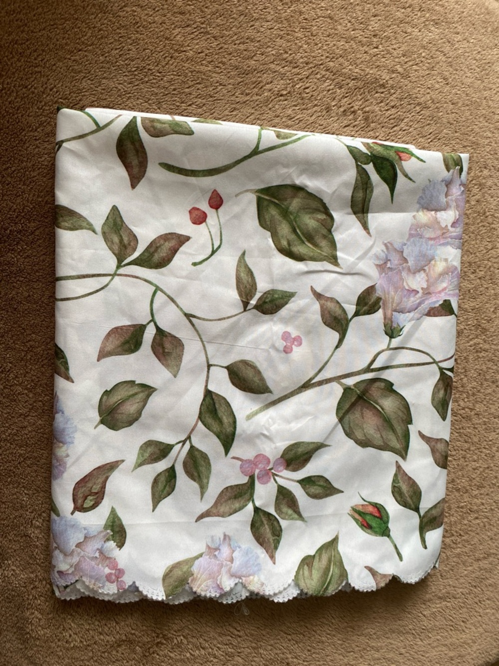 🌸 Flower Garden Botanical Tablecloth – Scalloped Lace Edge EUC